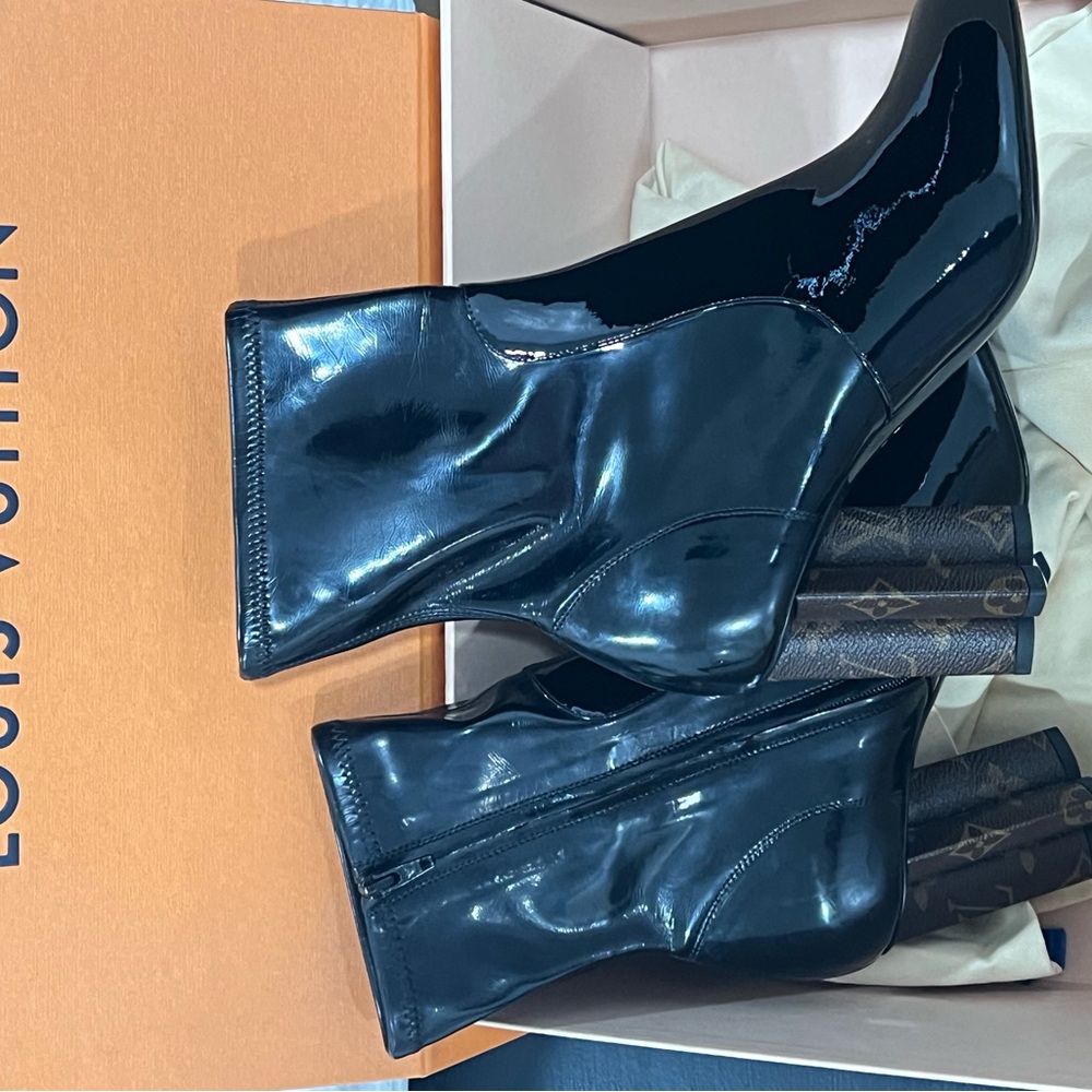 Louis Vuitton Black Patent ankle boots w/ Silhouette monogram Heeled